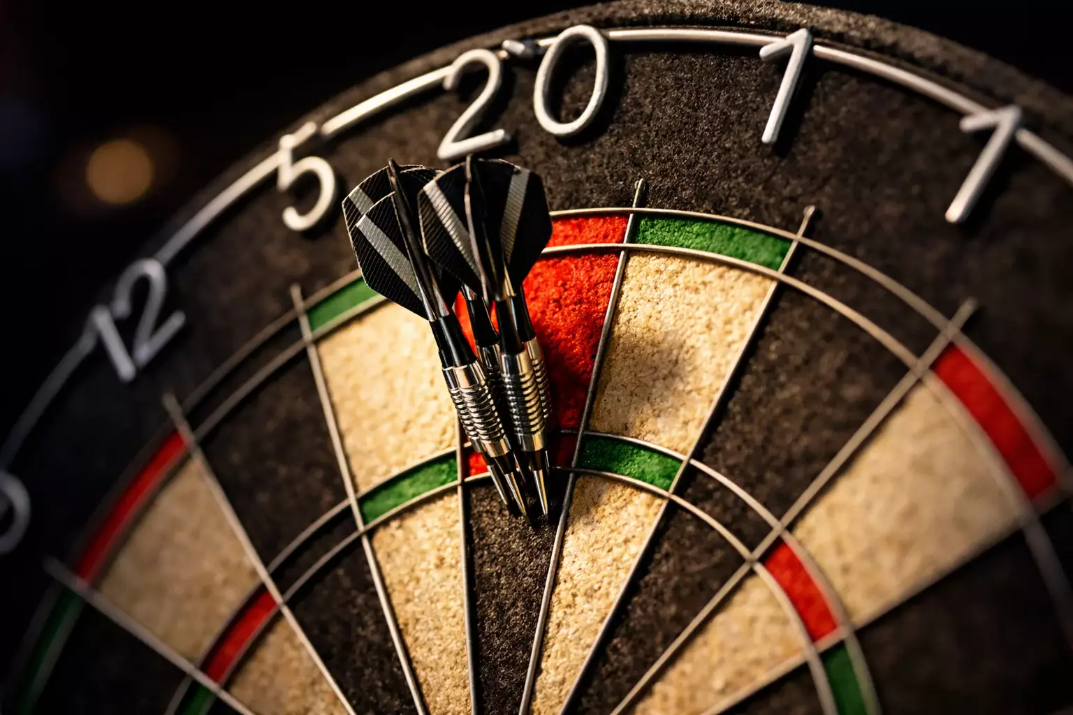 Darts Wettarten: Dartscheibe mit Triple-20-Segment im Fokus