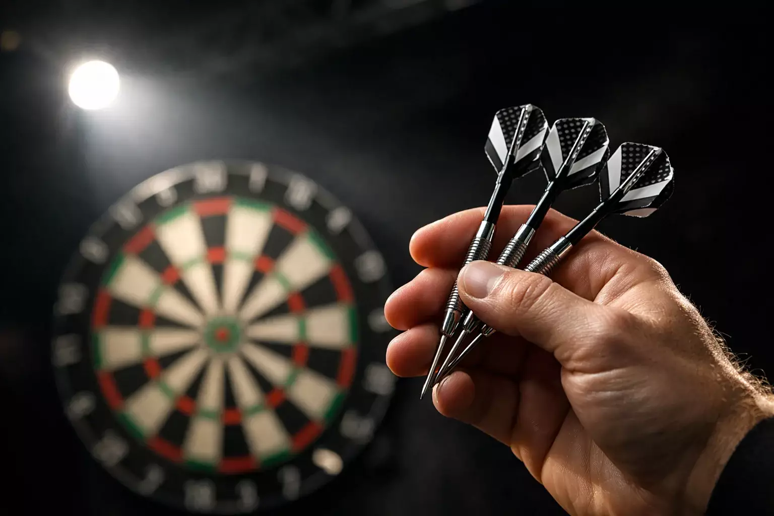 Darts-Wettarten und Strategien – Dartboard mit Pfeilen