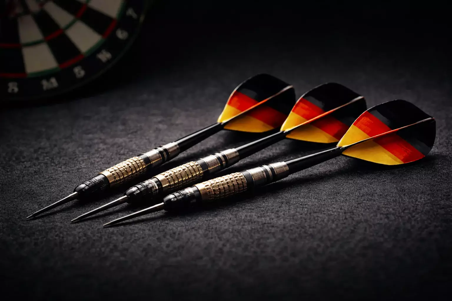 Deutsche Darts Spieler: Dartpfeile mit deutscher Fahne auf professioneller Bühne