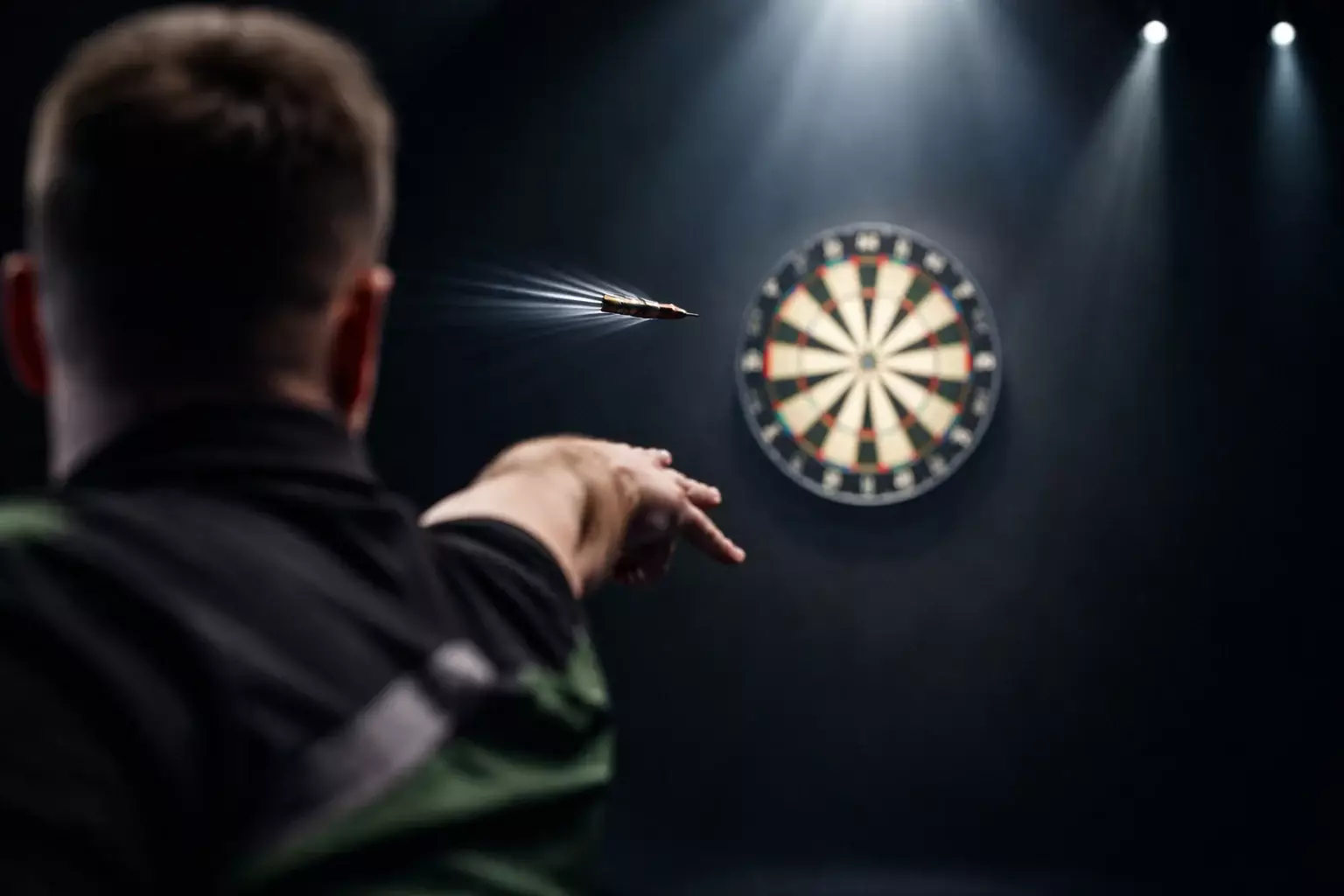 Live-Darts-Wetten – Spieler wirft Dart auf Bühne